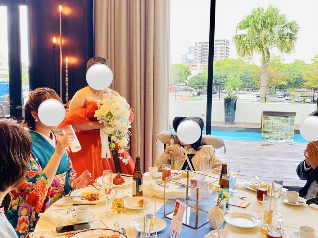 人工呼吸器装着して、披露宴で家族との食事。